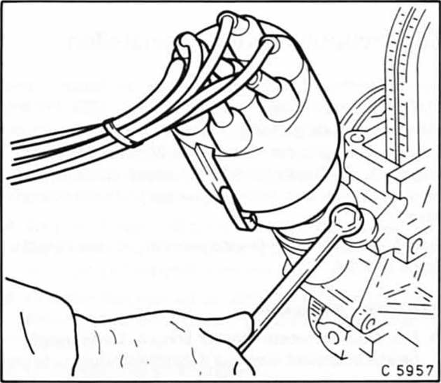 Opel Omega Reparaturanleitung. Zündverteiler aus- und einbauen 