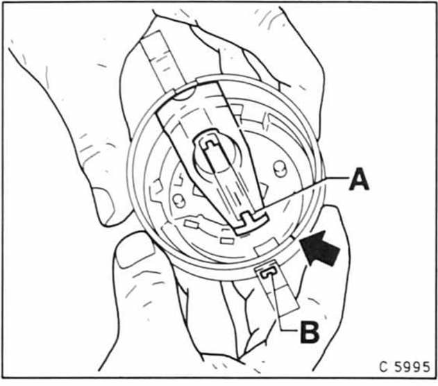 Opel Omega Reparaturanleitung. Zündverteiler aus- und einbauen 