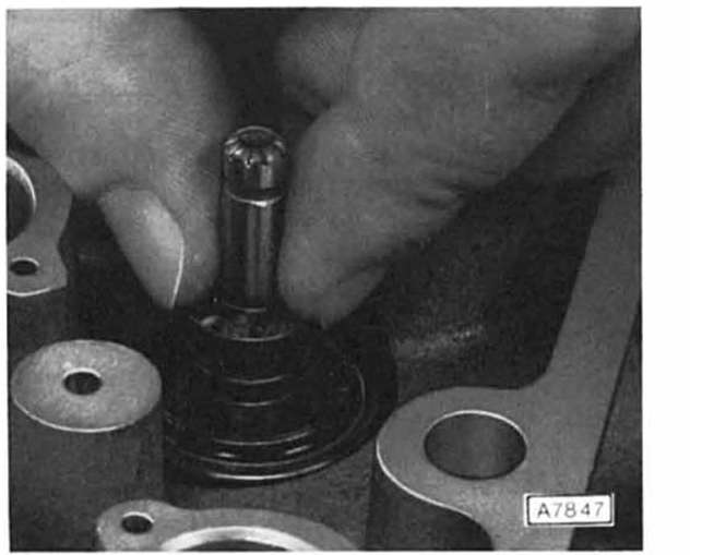 Opel Omega Reparaturanleitung. Ventilschaftabdichtungen ersetzen