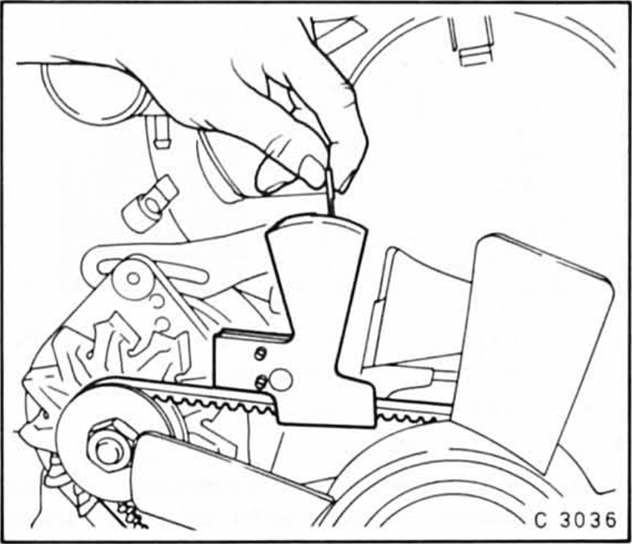 Opel Omega Reparaturanleitung. Keilriemen aus- und einbauen/spannen