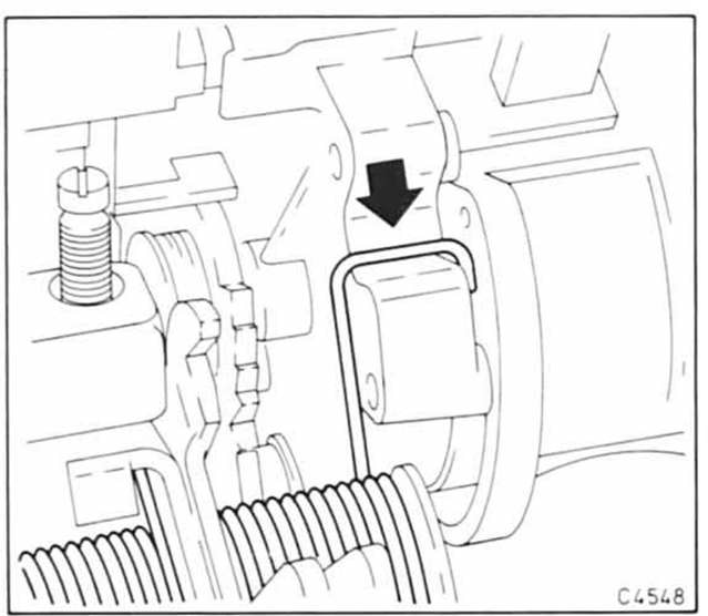 Opel Omega Reparaturanleitung. Vergaseroberteil aus- und einbauen