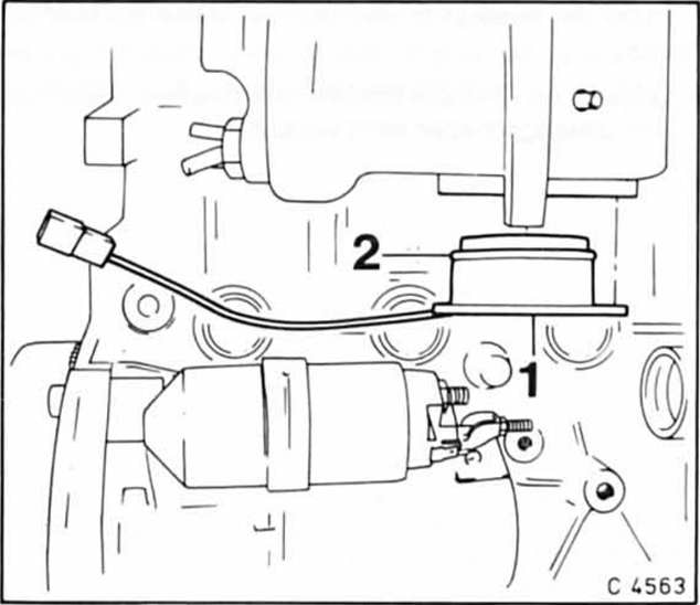 Opel Omega Reparaturanleitung. Beschleunigerpumpe prüfen 