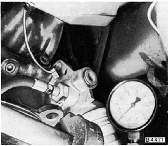 Opel Omega Reparaturanleitung. Öldruck prüfen 