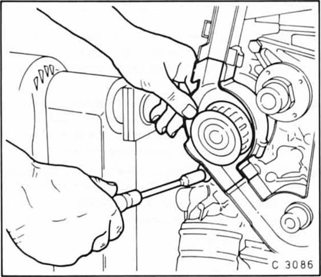 Opel Omega Reparaturanleitung. Kühlmittelpumpe aus- und einbauen 