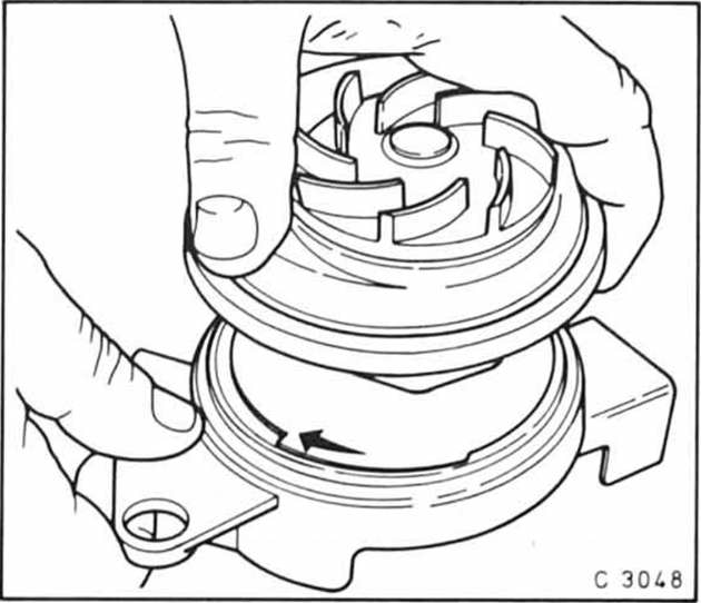 Opel Omega Reparaturanleitung. Kühlmittelpumpe aus- und einbauen 