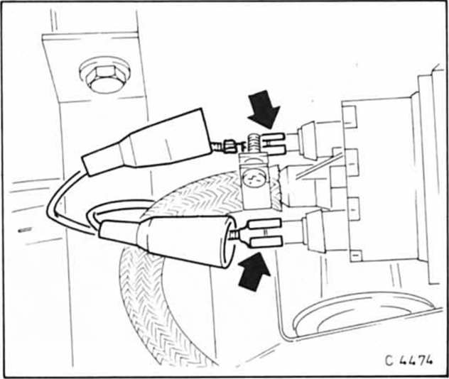 Opel Omega Reparaturanleitung. Kraftstoffpumpe aus- und einbauen 