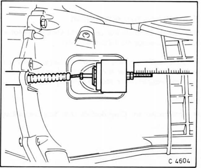 Opel Omega Reparaturanleitung. Kupplungsseilzug ersetzen 