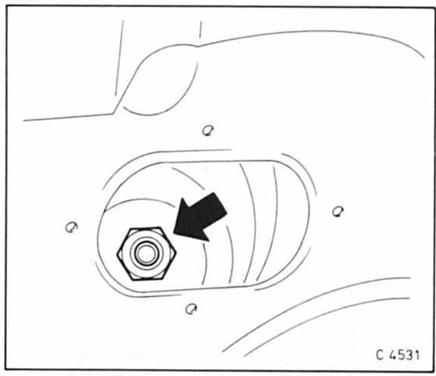 Opel Omega Reparaturanleitung. Stoÿdämpfer hinten aus- und einbauen