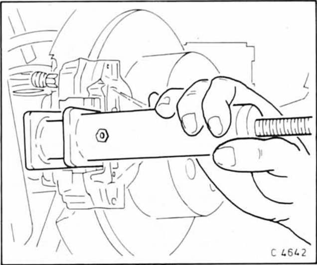 Opel Omega Reparaturanleitung. Scheibenbremsbeläge hinten aus-und einbauen