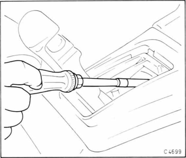 Opel Omega Reparaturanleitung. Mittelkonsole aus- und einbauen 