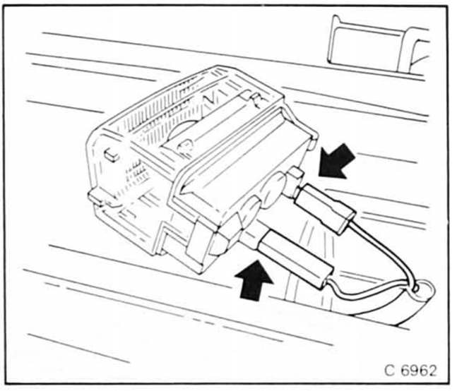 Opel Omega Reparaturanleitung. Kennzeichenleuchte limousine