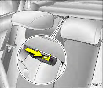 Opel Omega. Rücksitzlehnen klappen